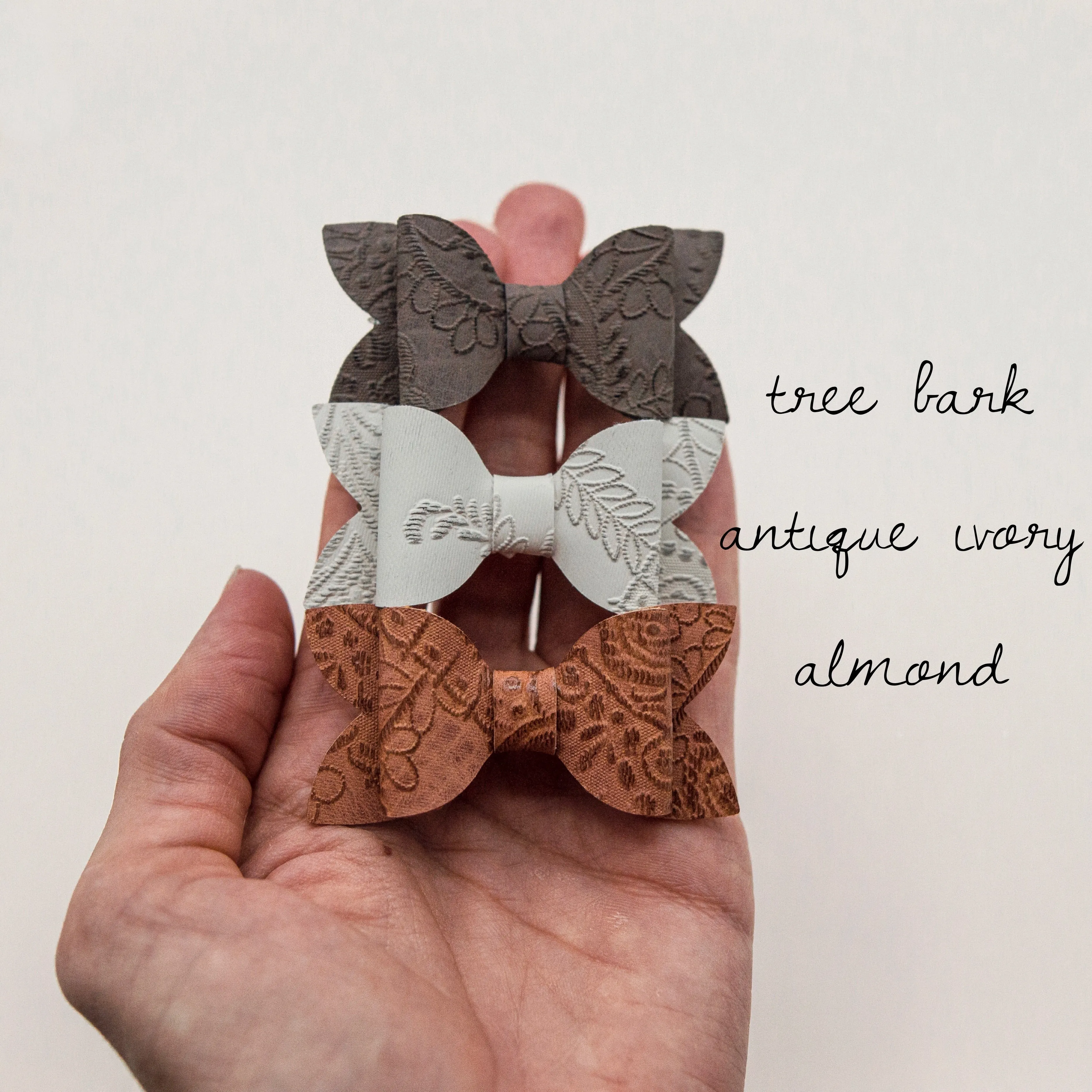 Exclusive embossed bow - BFS