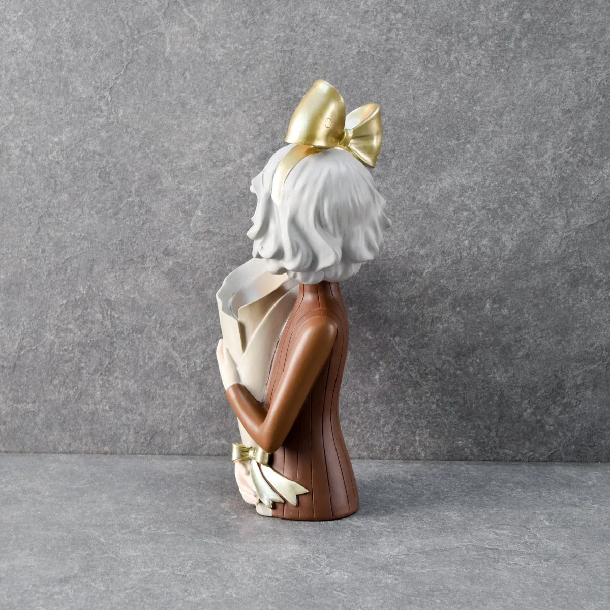 Home Artisan Aurelia with a Bouquet Sculpture