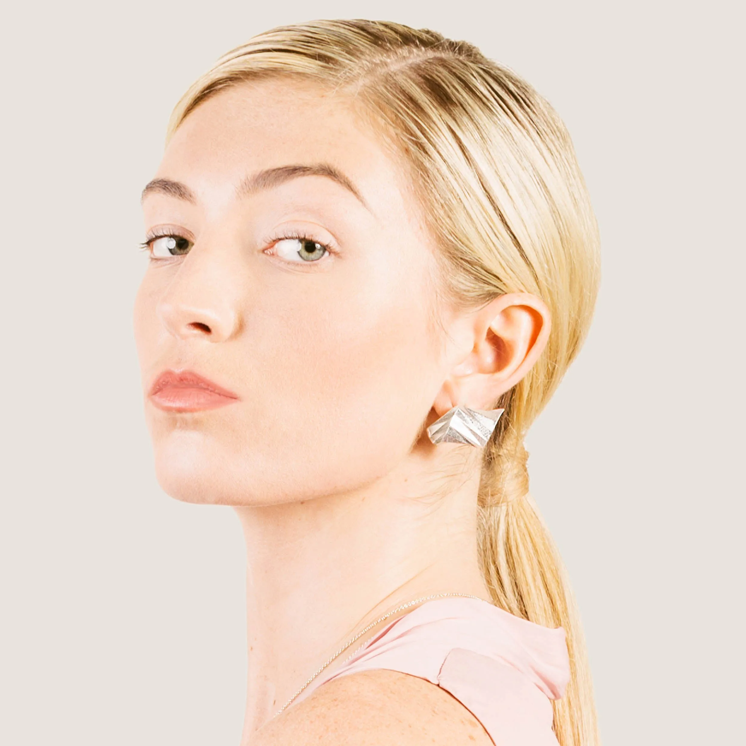 ONDINE BLACK EARRING