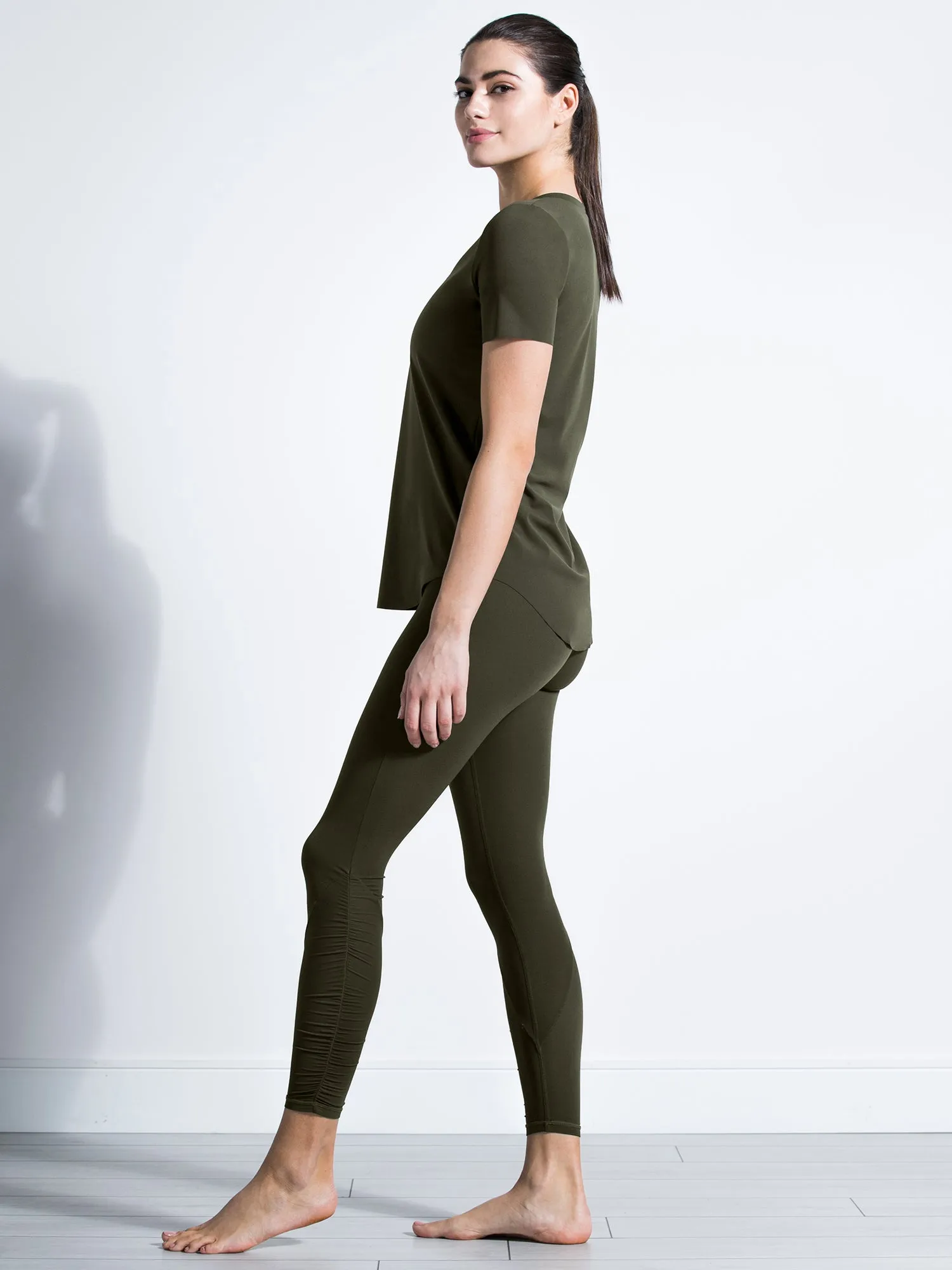 RELAXED NUDE TEE, DARK GREEN