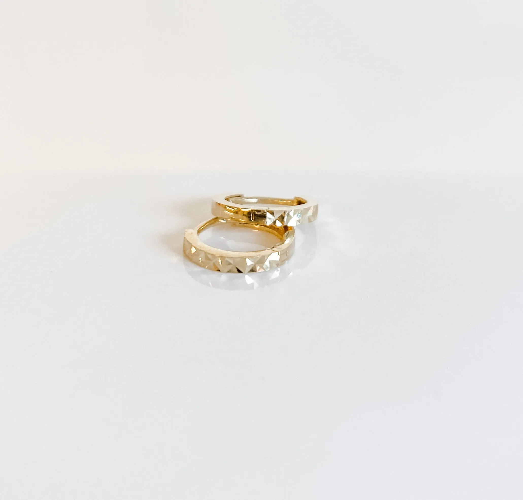 SOLID GOLD TEXTURED HUGGIE HOOP